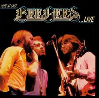 Bee Gees 1976 - Here At Last... Bee Gees ...Live (Live Version) - Na escolha de 10 álbuns musicais, 10 filmes ou desenhos, o Pen-Drive será grátis...Aproveite!
