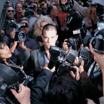 Robbie Williams 1997 - Life Thru a Lens - Na escolha de 10 álbuns musicais, 10 filmes ou desenhos, o Pen-Drive será grátis...Aproveite!