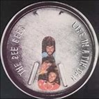 Bee Gees 1973 - Life In A Tin Can - Na escolha de 10 álbuns musicais, 10 filmes ou desenhos, o Pen-Drive será grátis...Aproveite!