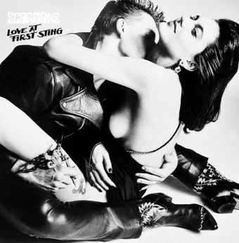 Scorpions 1984 - Love At First Sting - Na escolha de 10 álbuns musicais, 10 filmes ou desenhos, o Pen-Drive será grátis...Aproveite!