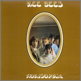 Bee Gees 1968 - Horizontal - Na escolha de 10 álbuns musicais, 10 filmes ou desenhos, o Pen-Drive será grátis...Aproveite!