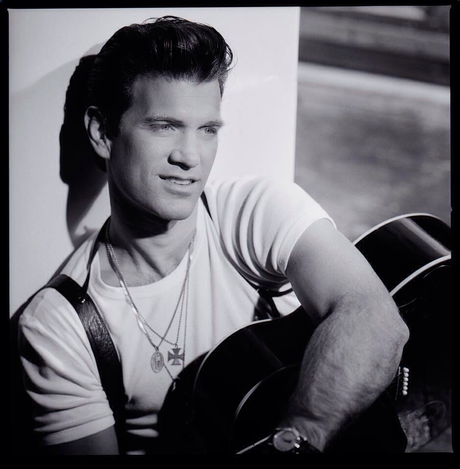 Chris Isaak 2016 - Singles & Remix - Na escolha de 10 álbuns musicais, 10 filmes ou desenhos, o Pen-Drive será grátis...Aproveite!