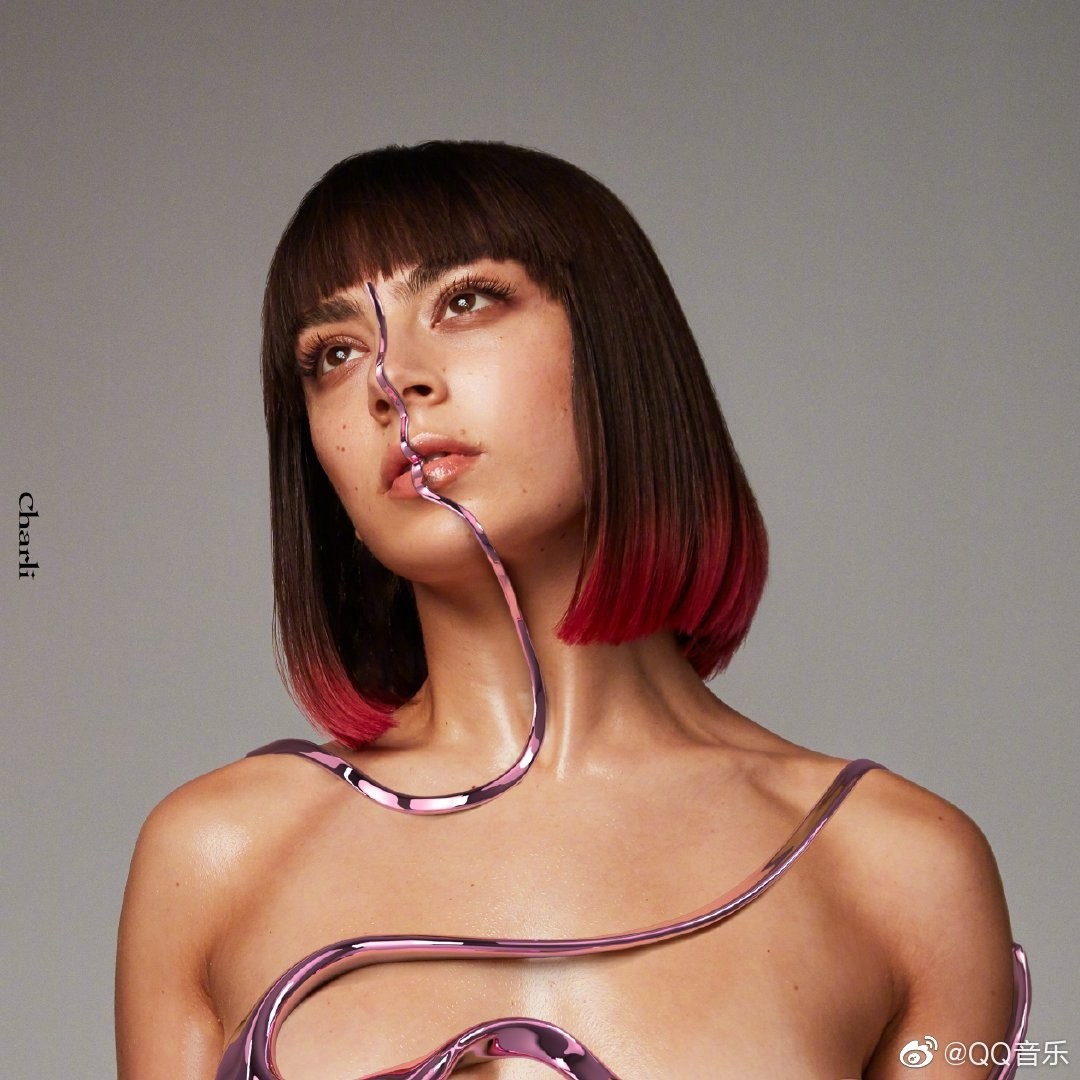 Charli XCX 2019 - Charli (Japanese Edition) - Na escolha de 10 álbuns musicais, 10 filmes ou desenhos, o Pen-Drive será grátis...Aproveite!